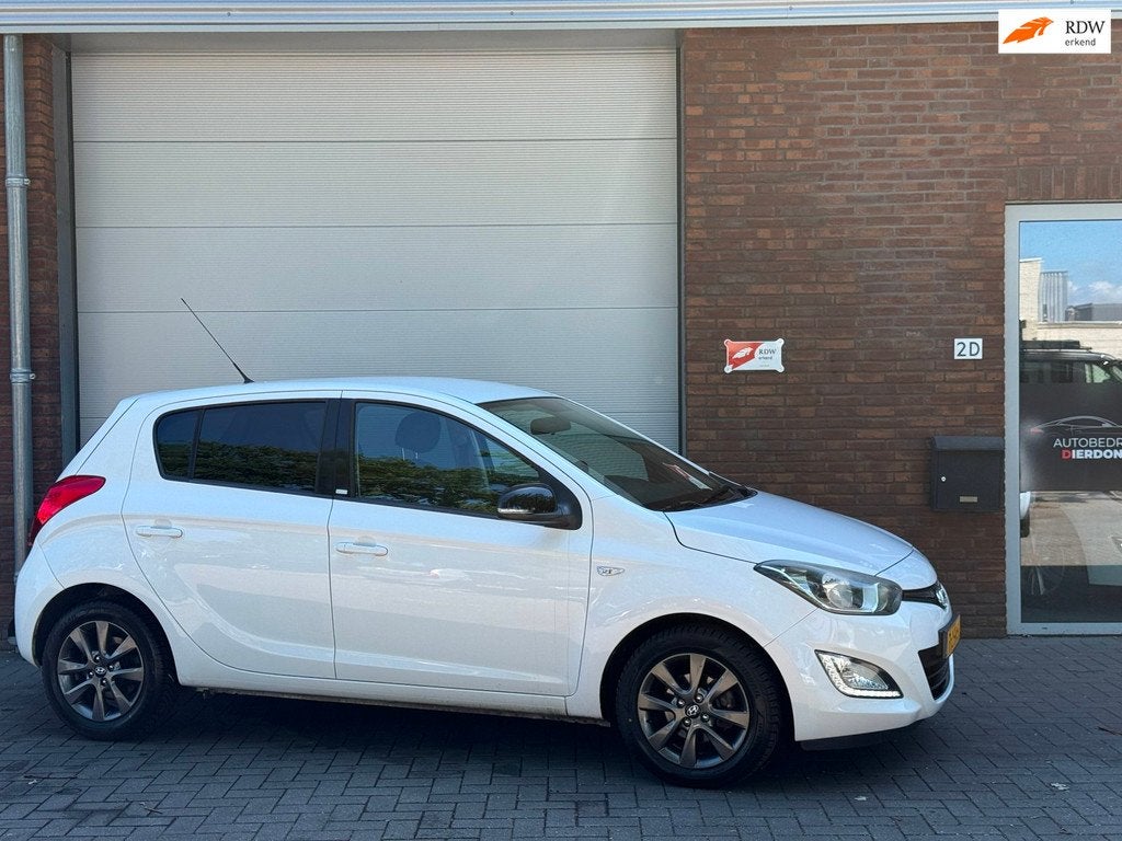 Hyundai I20 1.4i i-Motion|AIRCO|NIEUWE APK|AUTOMAAT, Auto's, Hyundai, Euro 5, Zwart, 4 cilinders, 1396 cc