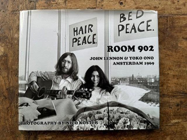 ROOM 902 - door Nico Koster fotograaf, Boeken, Ophalen of Verzenden, Zo goed als nieuw, Artiest, John Lennon & Yoko Ono