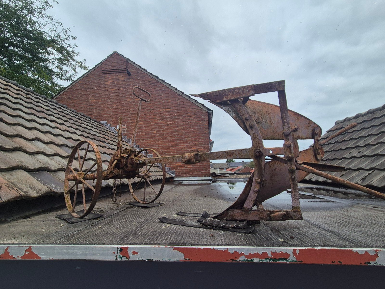Antieke roestige ploeg met wielen - Decoratief object, Ophalen