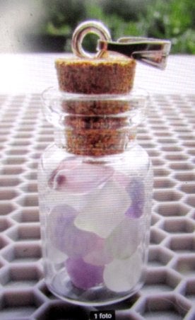 25x12mm glazen hanger flesje met fluoriet., Paars, Nieuw, Ophalen of Verzenden, Steen of Mineraal