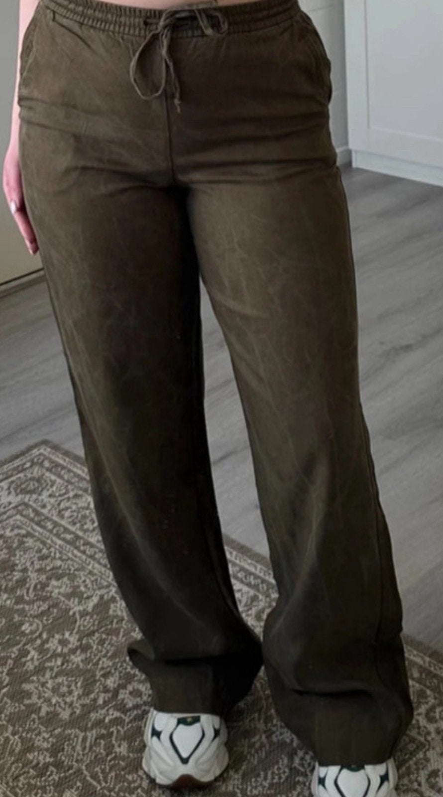 Zara khaki groene broek met elastische taille en zakken, Verzenden, Zo goed als nieuw, Maat 34 (XS) of kleiner, Lang
