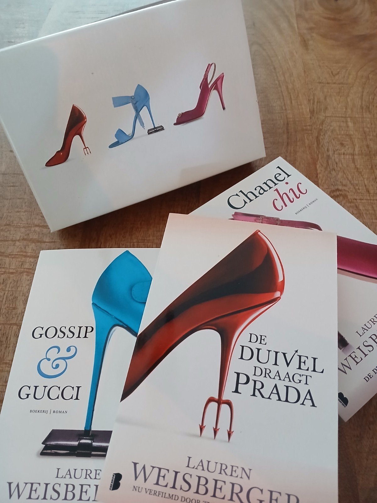 Boekenset: De Duivel Draagt Prada, Gossip & Gucci, Chanel Ch, Ophalen, Zo goed als nieuw, Lauren Weisberger, Nederland