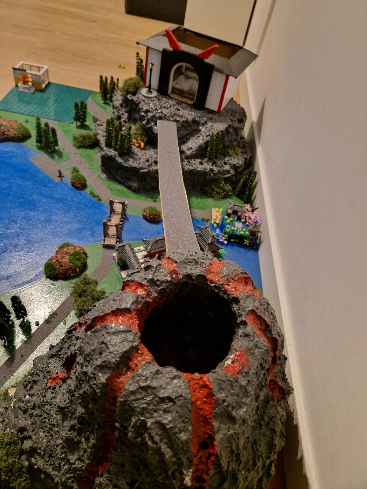 Foto 5 van Ninjago themawereld met o.a. tempels, vulkaan en bouwplaten