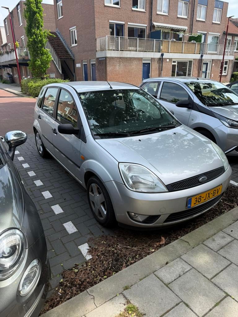 Ford Fiësta 1.4 16V 5DR 2002 Grijs, Auto's, Ford, Voorwielaandrijving, 15 km/l, 4 cilinders, 49 €/maand