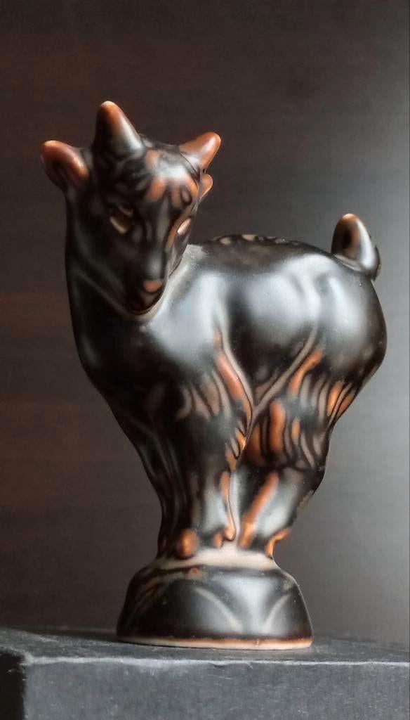 Keramische geit beeld Royal Copenhagen Goat by Knud 9 x 8 cm, Antiek en Kunst, Antiek | Keramiek en Aardewerk, Ophalen of Verzenden