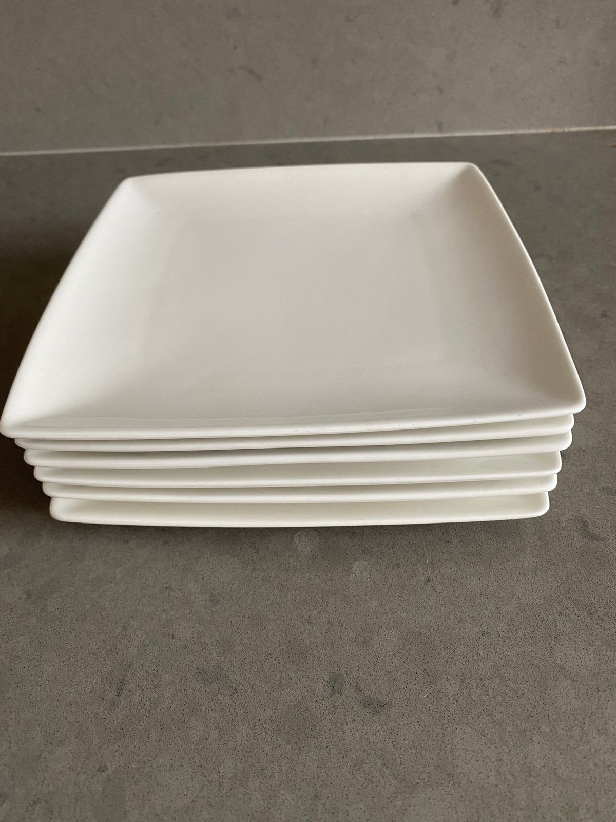 6 bordjes van 18 cm van Yong, Overige merken, Ophalen of Verzenden, Zo goed als nieuw, Bord(en)
