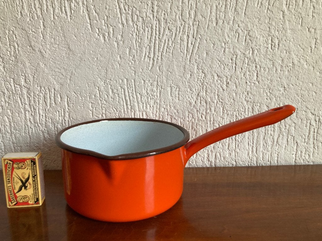 vintage seventies oranje emaille steelpannetje steelpan, Gebruikt, Overige typen, Met schenktuit, Ophalen of Verzenden