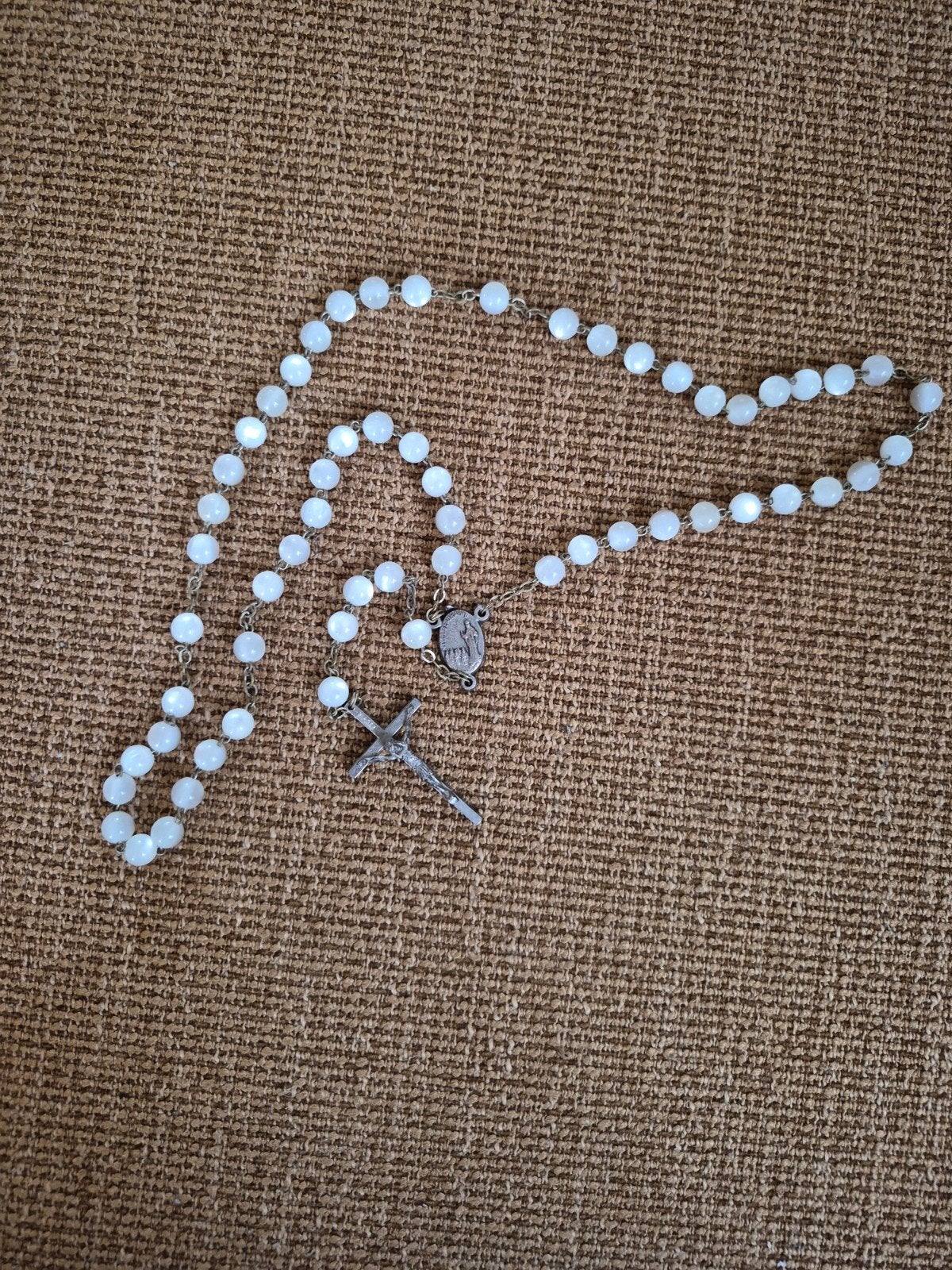 Rozenkrans met parelmoer kralen en zilverkleurig kruis, Antiek en Kunst, Ophalen of Verzenden