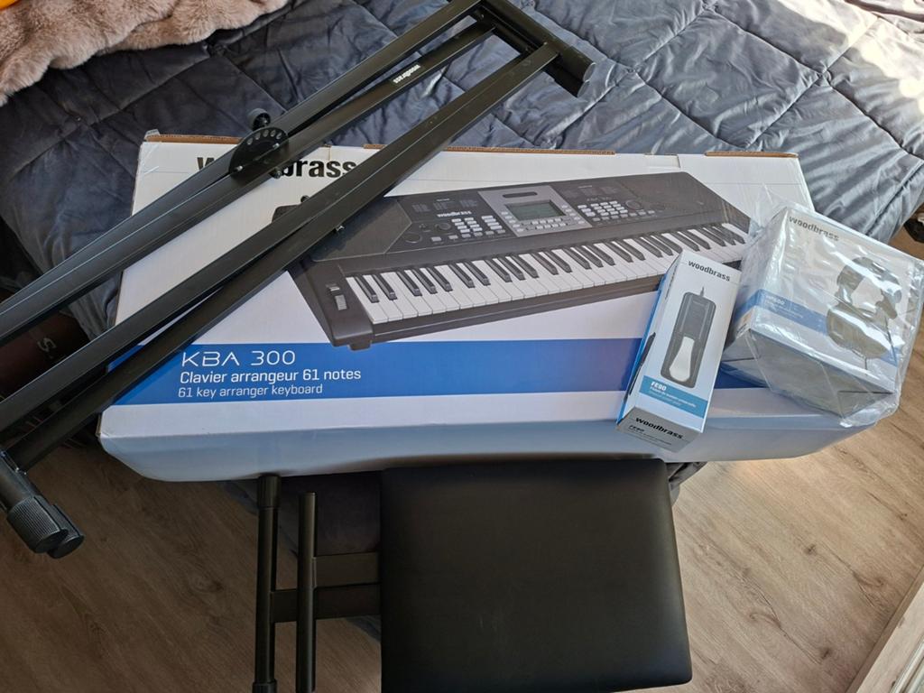 Woodbrass KBA 300 keyboard met standaard en accessoires, 61 toetsen, Zo goed als nieuw, Met standaard, Ophalen