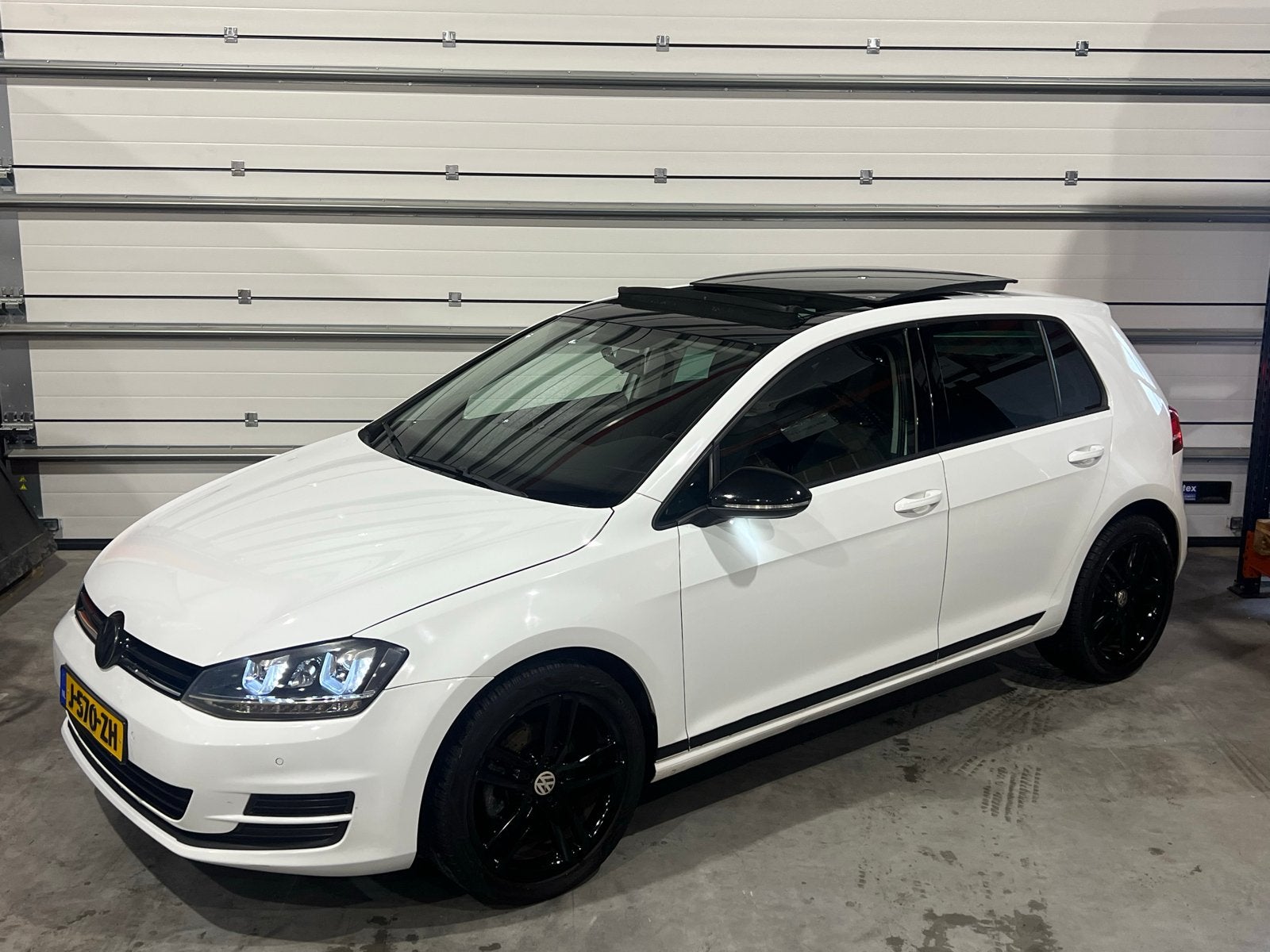 Volkswagen Golf 7  1.2 TSI 105PK  5D 2013 Wit SUNROOF, Auto's, Voorwielaandrijving, Stof, 4 cilinders, 610 kg