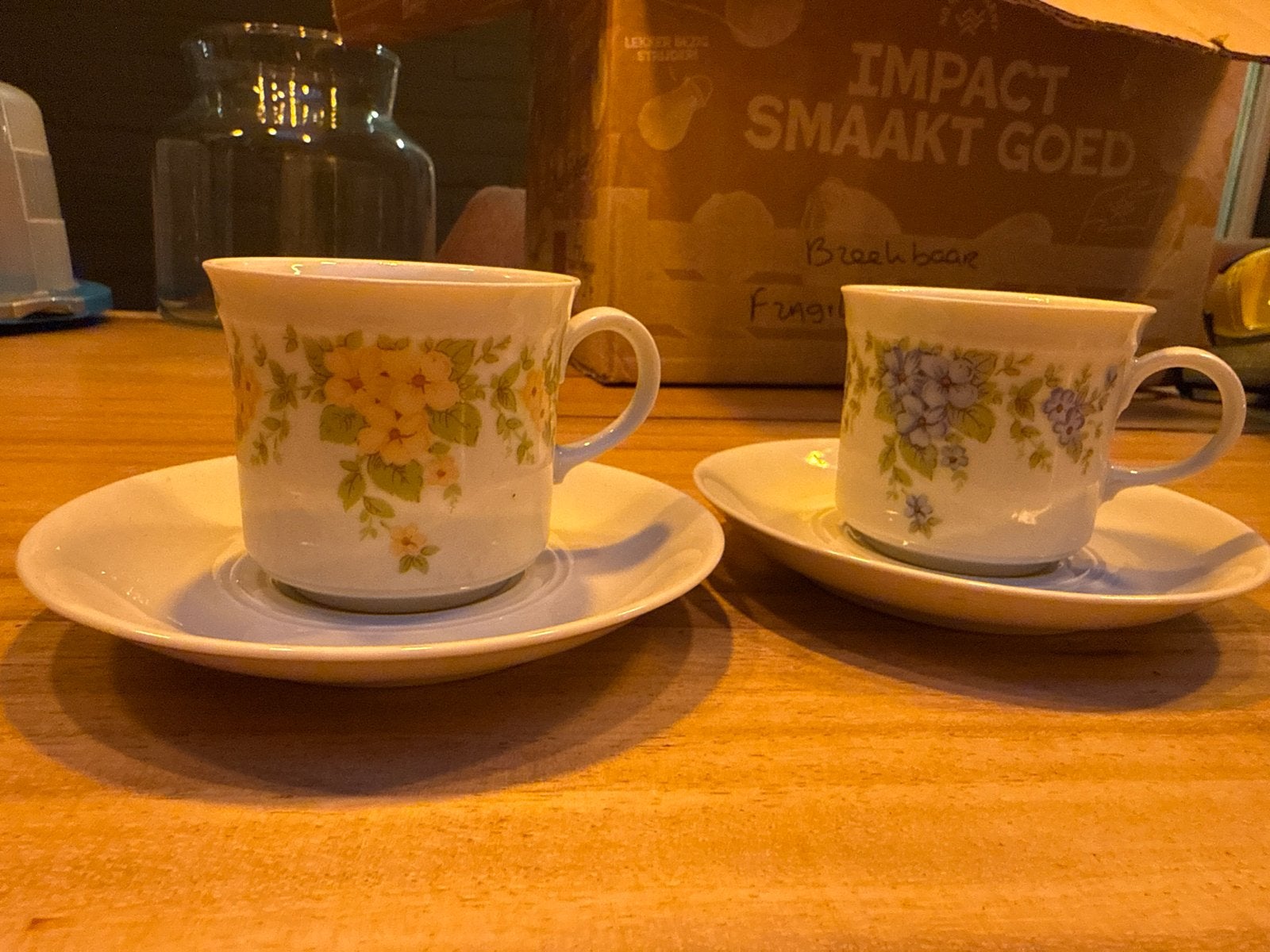 Set van 2 vintage theekopjes met bloemmotief, Antiek en Kunst, Ophalen
