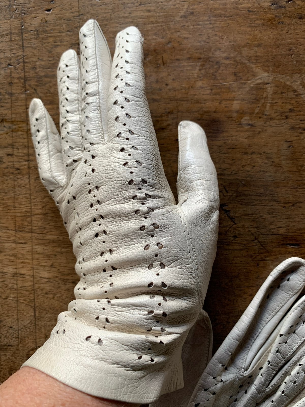Vintage leren handschoenen - crème wit met perforaties, zgan, Antiek en Kunst, Verzenden, Dames