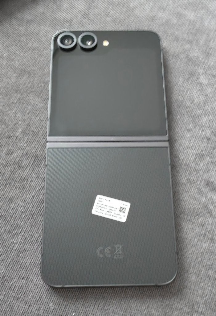Foto 4 van samsung flip 6 crafted black 12GB / 512GB + 7 hoesjes