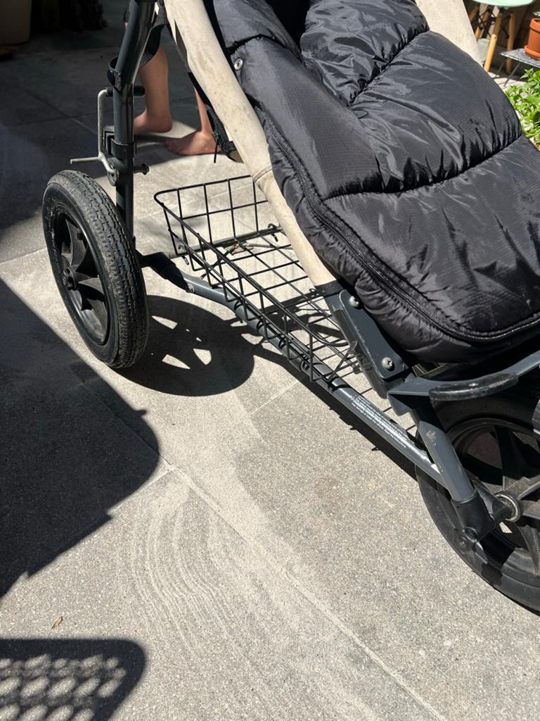 Gebruikte hardloop kinderwagen met luchtbanden en voetenzak, Kinderen en Baby's, Kinderwagens en Combinaties, Gebruikt, Luchtbanden