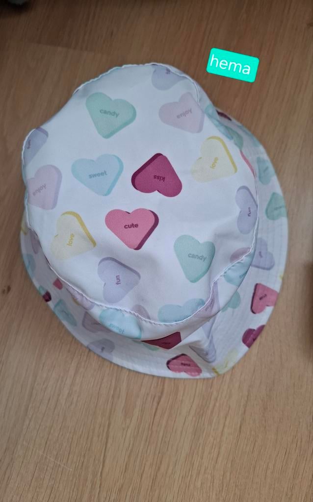 HEMA bucket hat met een all-over hartjespatroon in pastelkle, Meisje, Hoed, Nieuw, Ophalen of Verzenden