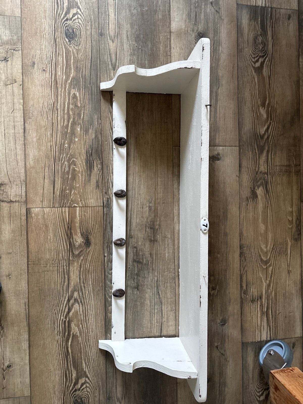 Vintage wit houten wandrek met haken regaal, Ophalen, Gebruikt