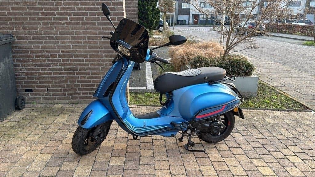 Vespa sprint 50cc blauw (2019), Fietsen en Brommers, Scooters | Vespa, Ophalen, Gebruikt, Maximaal 45 km/u, Vespa S