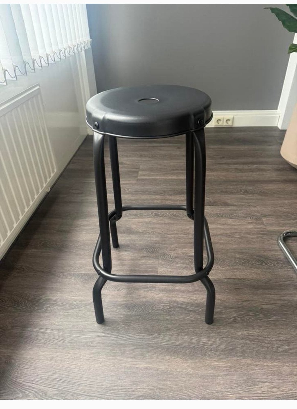 Zwarte metalen barkrukken 4 stuks, Ophalen, Zo goed als nieuw, 60 tot 90 cm