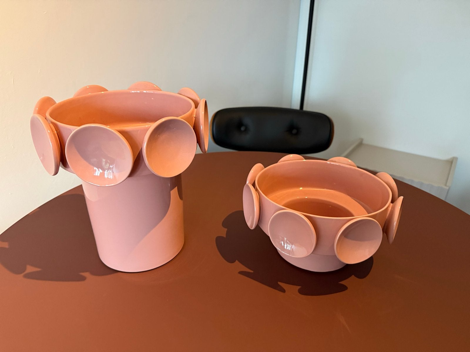 Set van 2 roze vazen met uniek design, Ophalen of Verzenden, Zo goed als nieuw, Roze, Steen/keramiek