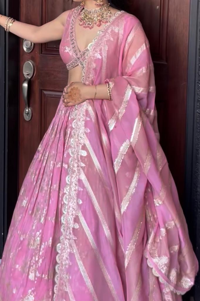 Lehenga saree indiase, Overige typen, Ophalen of Verzenden, Zo goed als nieuw, Roze