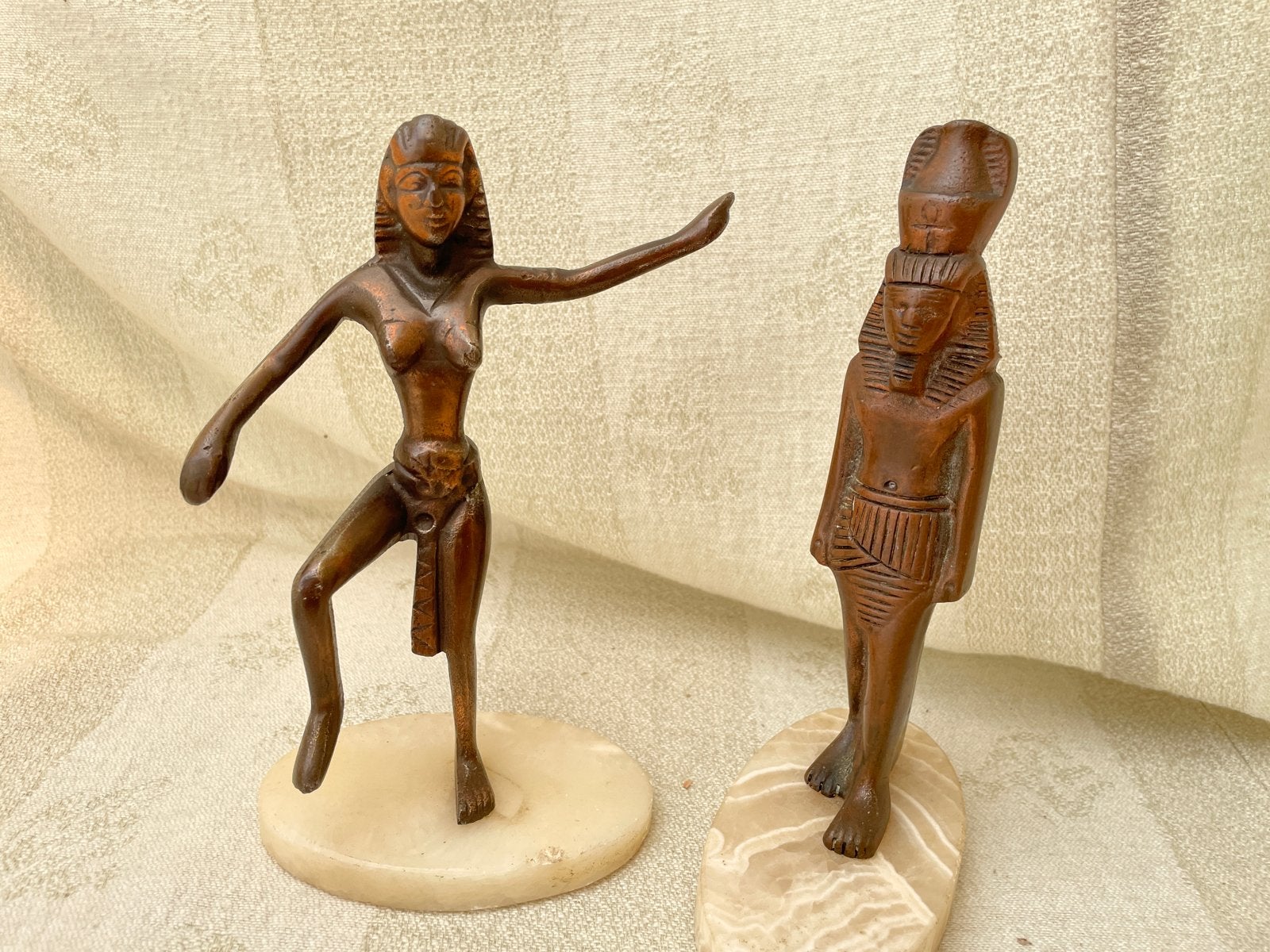 Set van 2 Vintage Egyptische Beeldjes – Cleopatra & Farao, Antiek en Kunst, Minder dan 20 cm, Ophalen of Verzenden, Gepatineerd