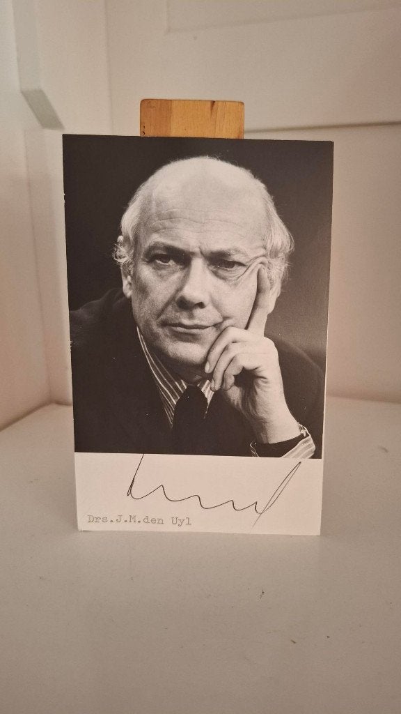 Joop den Uyl gesigneerde foto, Verzamelen, Foto's en Prenten, 1960 tot 1980, Foto, Ophalen of Verzenden, Zo goed als nieuw
