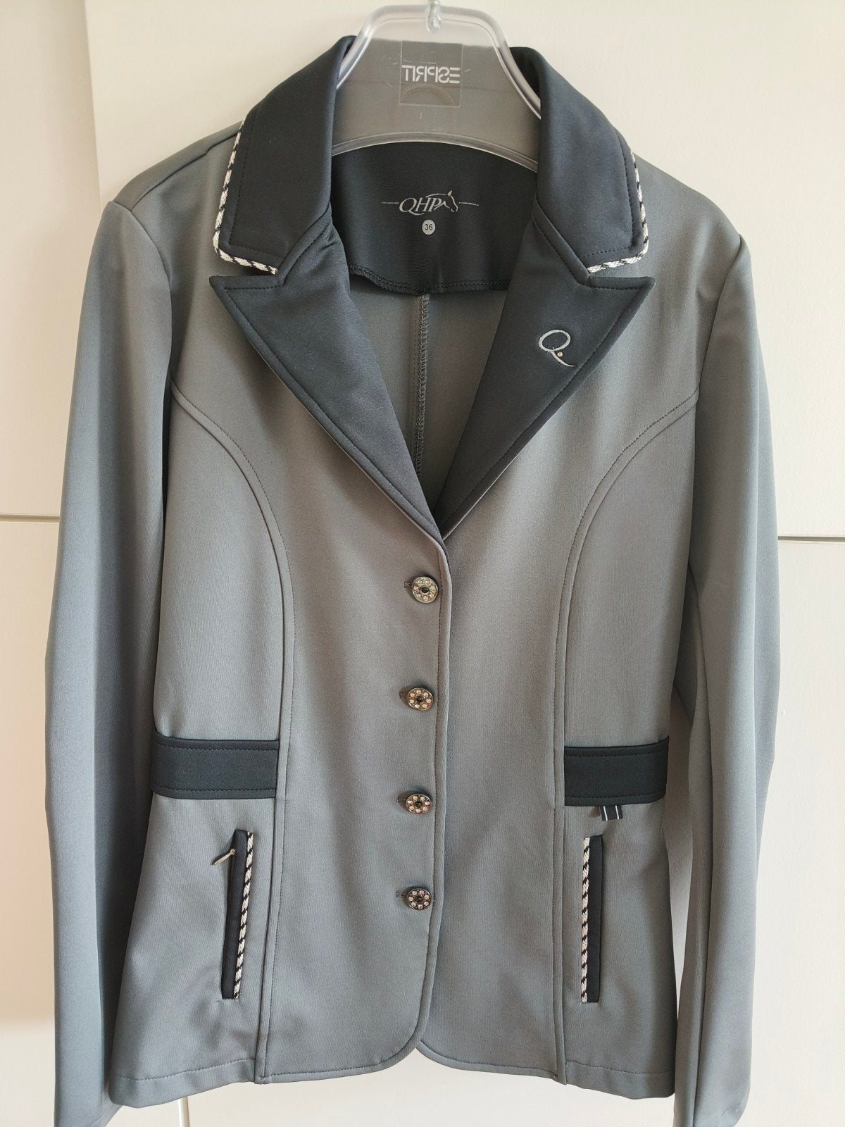 chique rijjasje -wedstrijdjasje. QHP. mt 36, Dieren en Toebehoren, Ophalen, Zo goed als nieuw, Dressuur, Bovenkleding