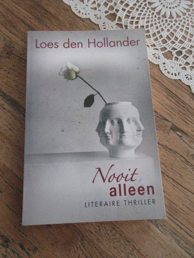 Nooit alleen. Loes den Hollander, Ophalen of Verzenden, Gelezen, Loes den Hollander
