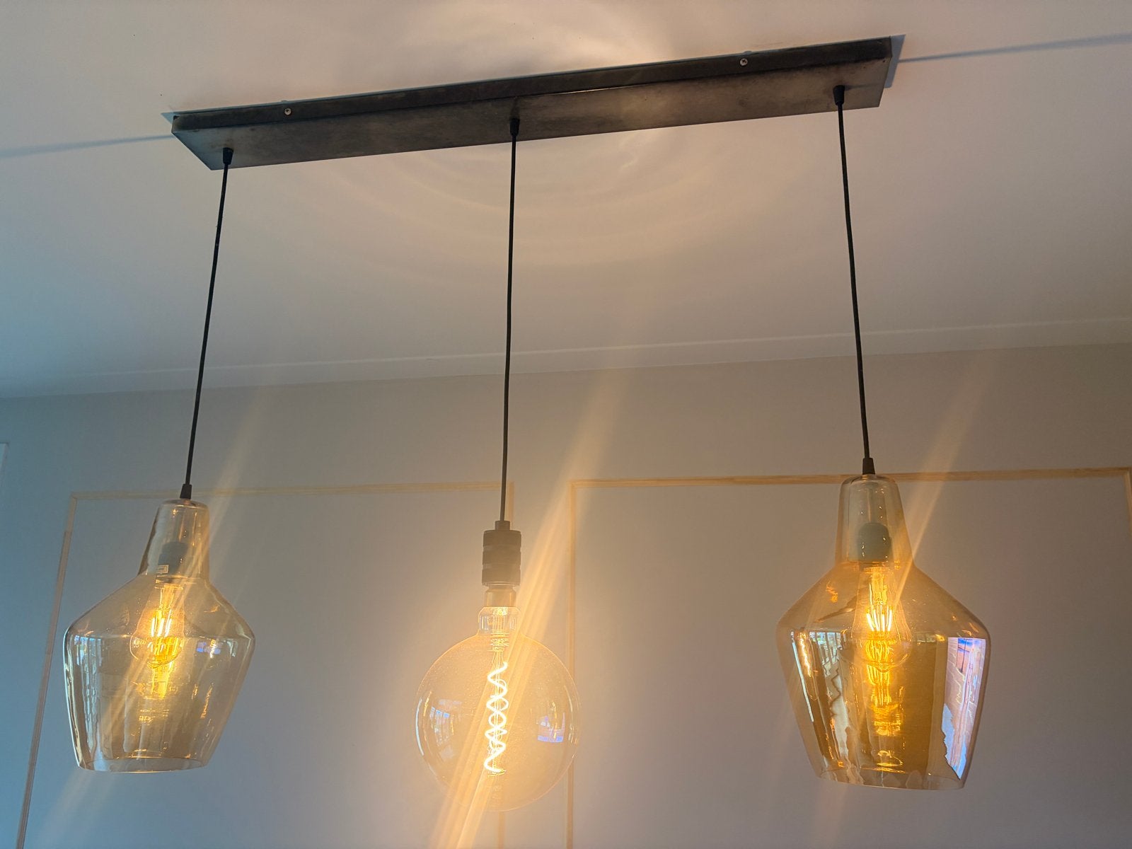 Hanglamp met 3 amberkleurige glazen kappen, Ophalen, Zo goed als nieuw, Glas, E27 (groot)