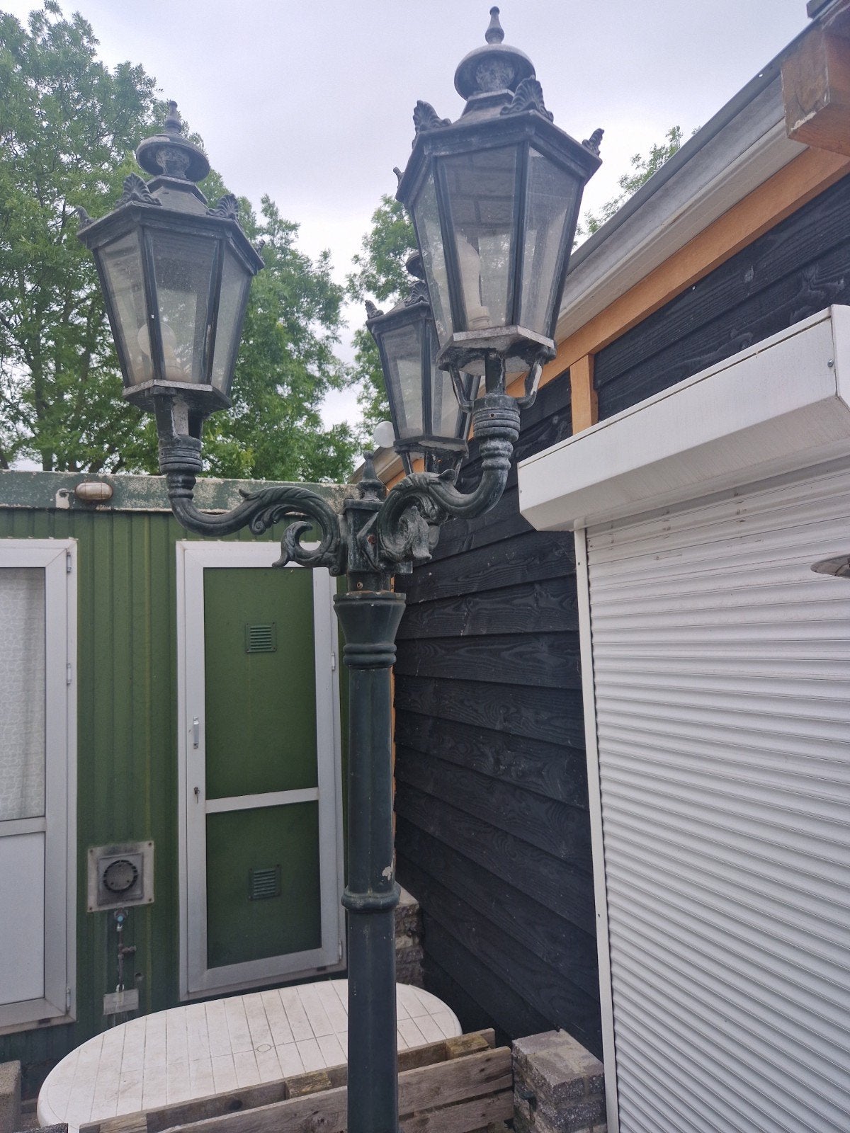 Oude aluminium lantaarnpaal met drie armen - roestvrij, Tuin en Terras, Buitenverlichting, Staande lamp, Aluminium, Ophalen of Verzenden
