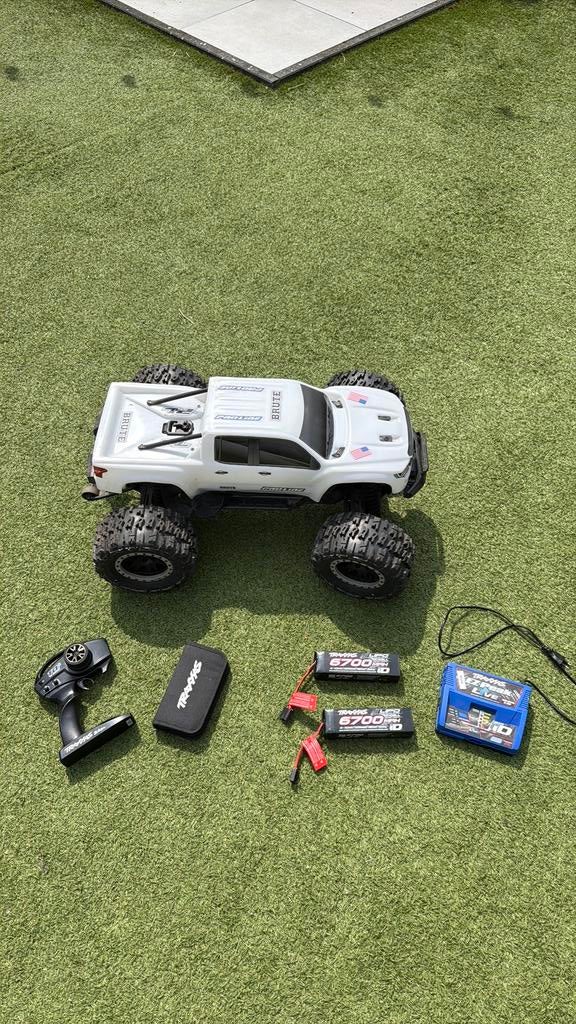 Traxxas Maxx RC 4S monstertruck, lader,  upgrade banden, Hobby en Vrije tijd, Modelbouw | Radiografisch | Auto's, Elektro, Auto offroad