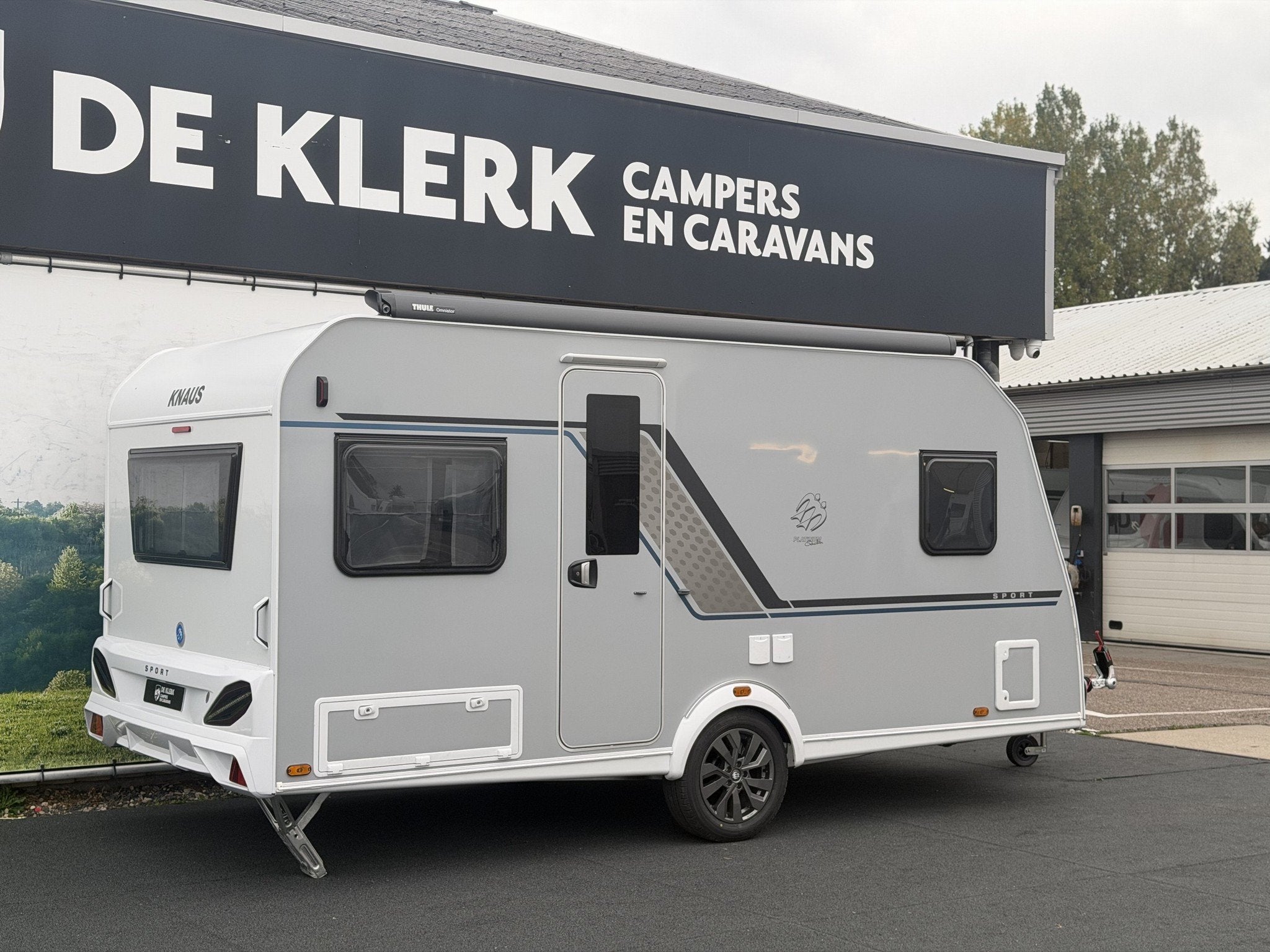 Knaus SPORT 450 FU PLATINUM SELECTION / 50% deals (bj 2027), Caravans en Kamperen, Bedrijf, Info@deklerkcaravans.nl, 6 tot 7 meter