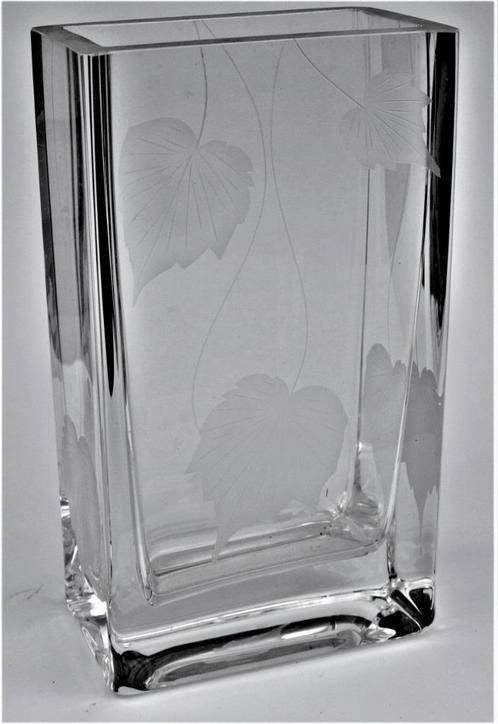 Vaas - Kristal - Met subtiel geëtste bladeren - NIEUW, Ophalen of Verzenden, Nieuw, Transparant, 23 cm