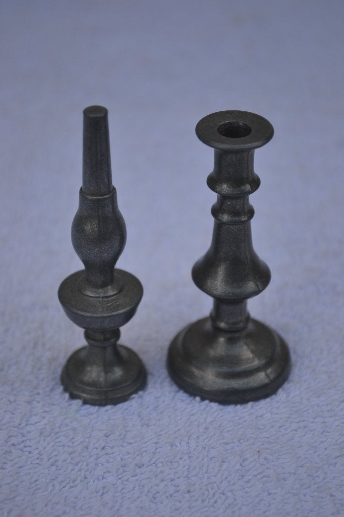 2 Mooie tinnen miniatuur kaarsen standaardjes. NR 8854, Ophalen of Verzenden