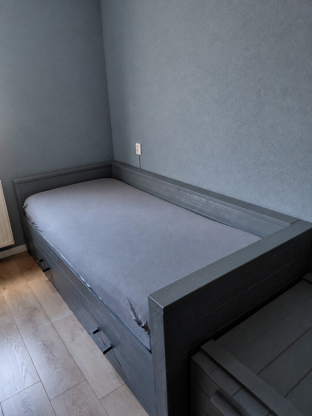 Grijs eenpersoonsbed met opbergladen 102/219 cm, Huis en Inrichting, Ophalen, 100 cm, Eenpersoons, Zo goed als nieuw