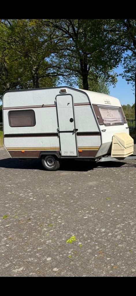 Opgeknapte fijne caravan- eventueel met auto, Vast bed, Openslaande ramen, Particulier, 500 - 750 kg