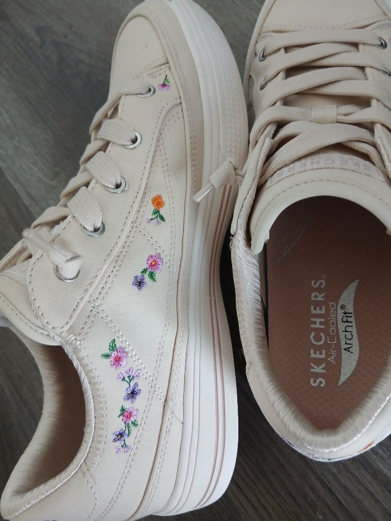 Skechers Arch Fit sneakers met bloemenborduurwerk, maat 37, Ophalen, Skechers, Beige, Nieuw
