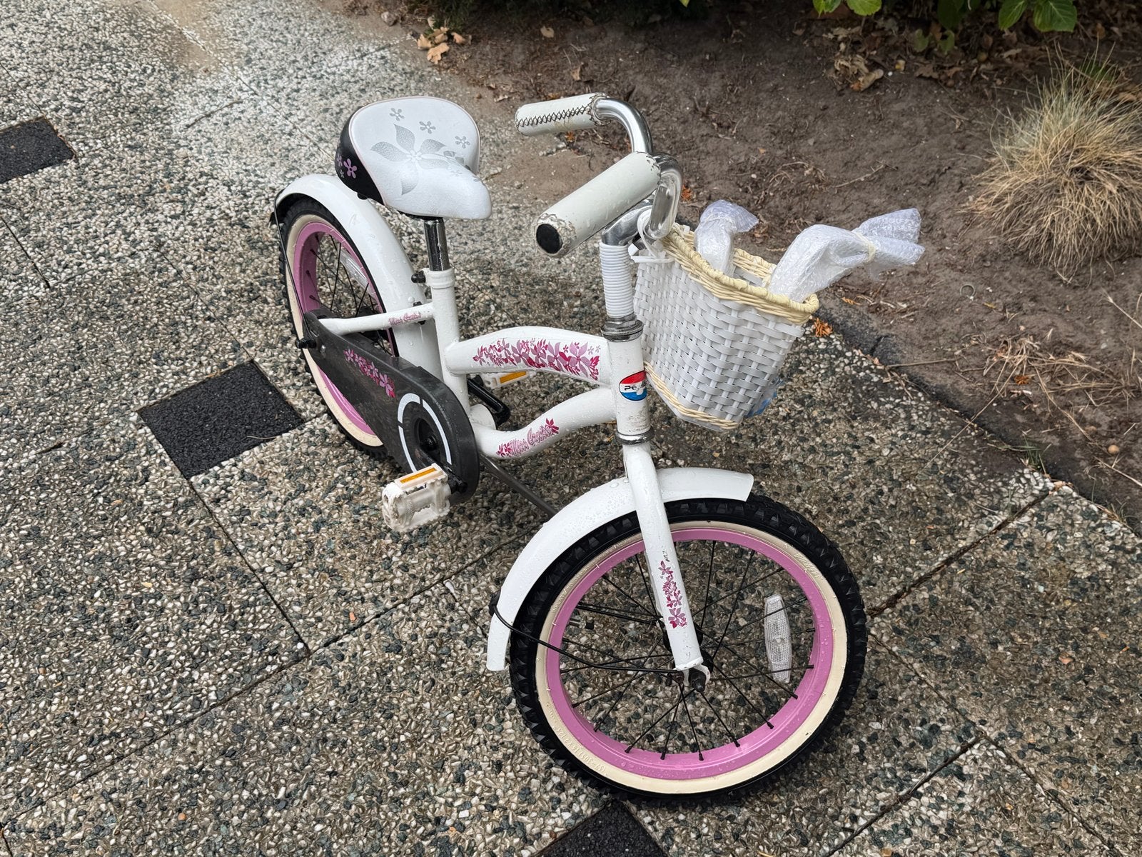 Popal Kinderfiets 16 inch met zijwieltjes - Wit/Roze Bloemen, Fietsen en Brommers, Fietsen | Kinderfietsjes, Ophalen, Gebruikt
