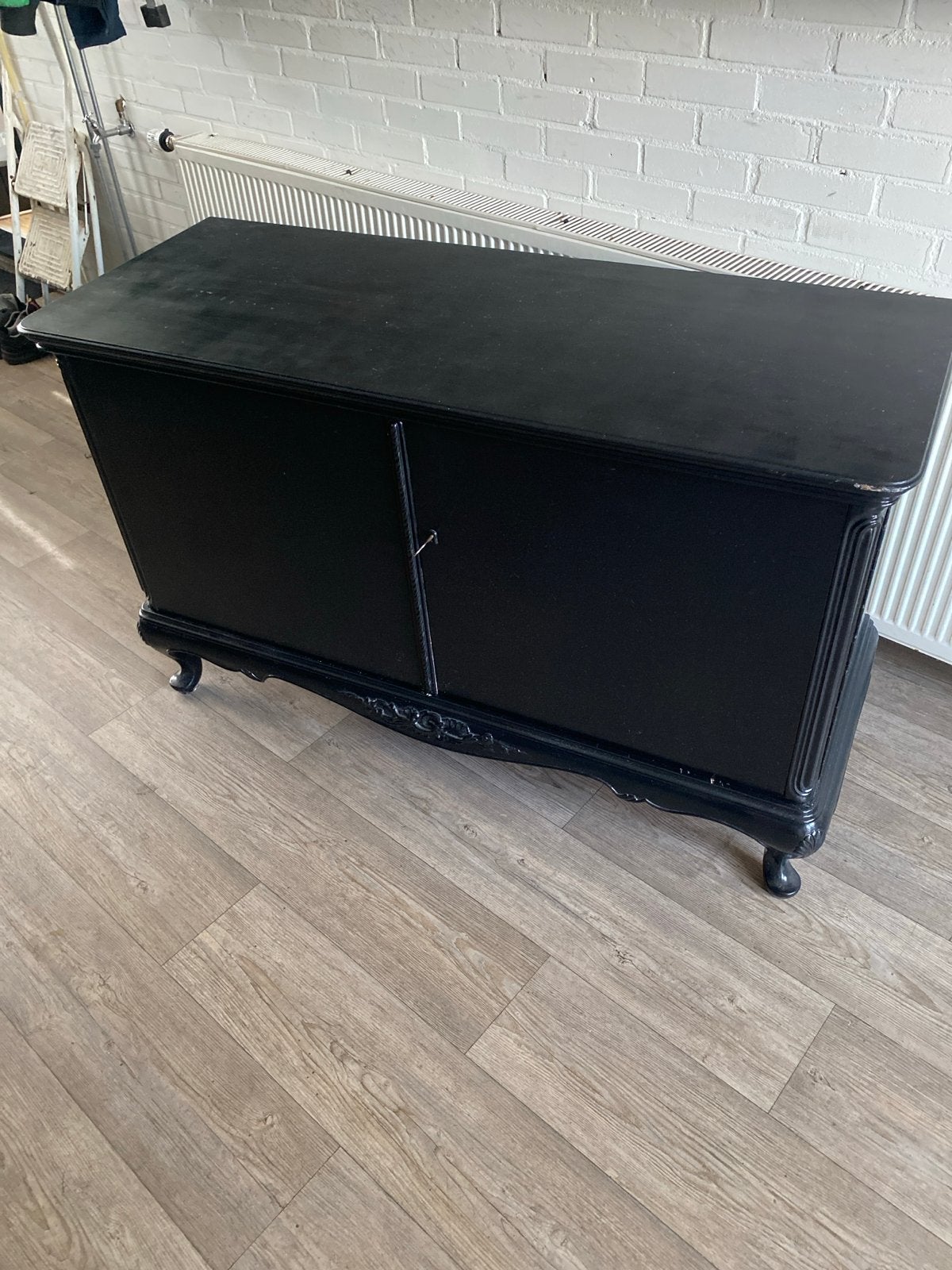 Zwarte kast met sierlijke poten en 1 legplank in de kast, Ophalen, 25 tot 50 cm, 100 tot 150 cm