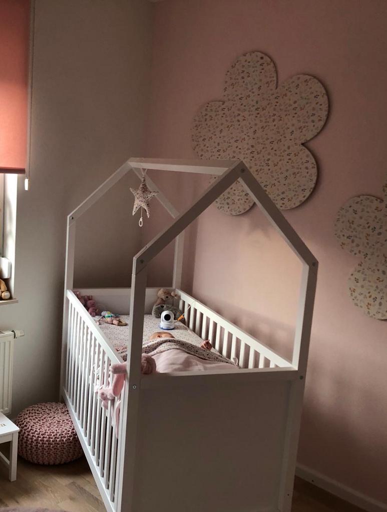 Bopita Babykamer: huisbedje en Witte Commode, Kinderen en Baby's, Ophalen of Verzenden, Zo goed als nieuw, 160 tot 180 cm, 70 tot 85 cm