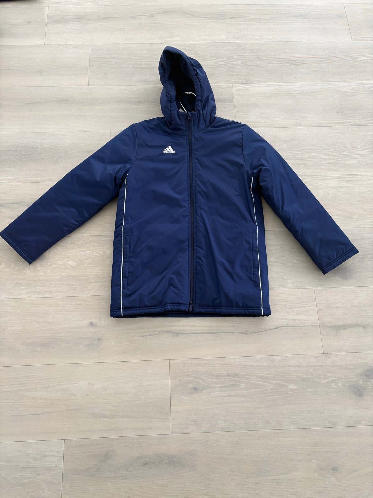 Adidas winterjas maat 152 (11-12 jaar) - Zo goed als nieuw, Ophalen of Verzenden, Gedragen, Overige maten, Blauw