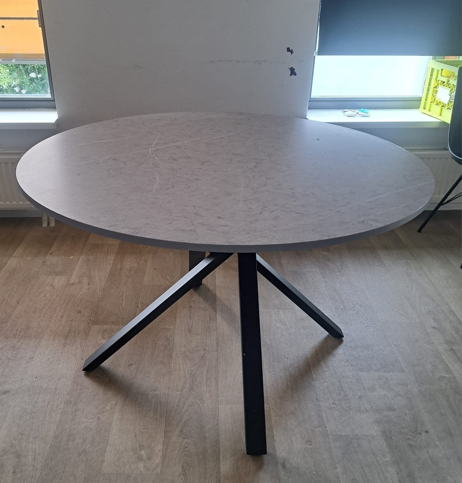 Moderne ronde eettafel met stalen onderstel, Huis en Inrichting, Ophalen, 100 tot 150 cm, Rond, Zo goed als nieuw
