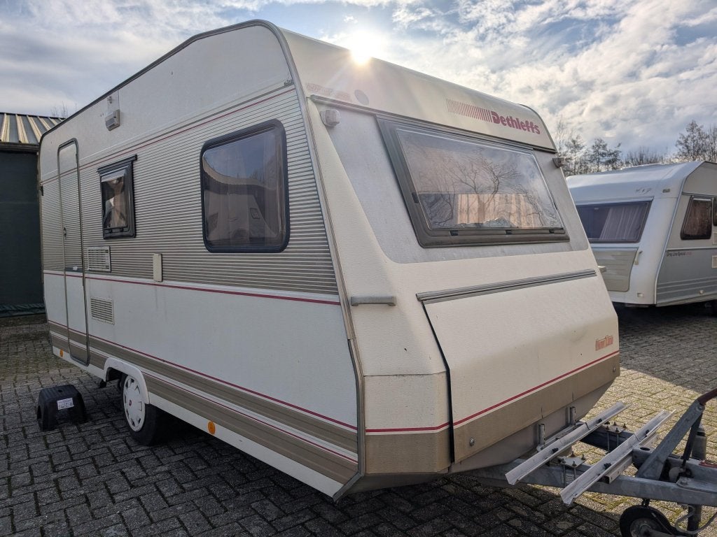 DETHLEFFS 430 LICHT GEW VT+LUIFEL ZOMEENEMEN, Caravans en Kamperen, Caravans, Treinzit, 750 - 1000 kg, Tot en met 4, Dwarsbed