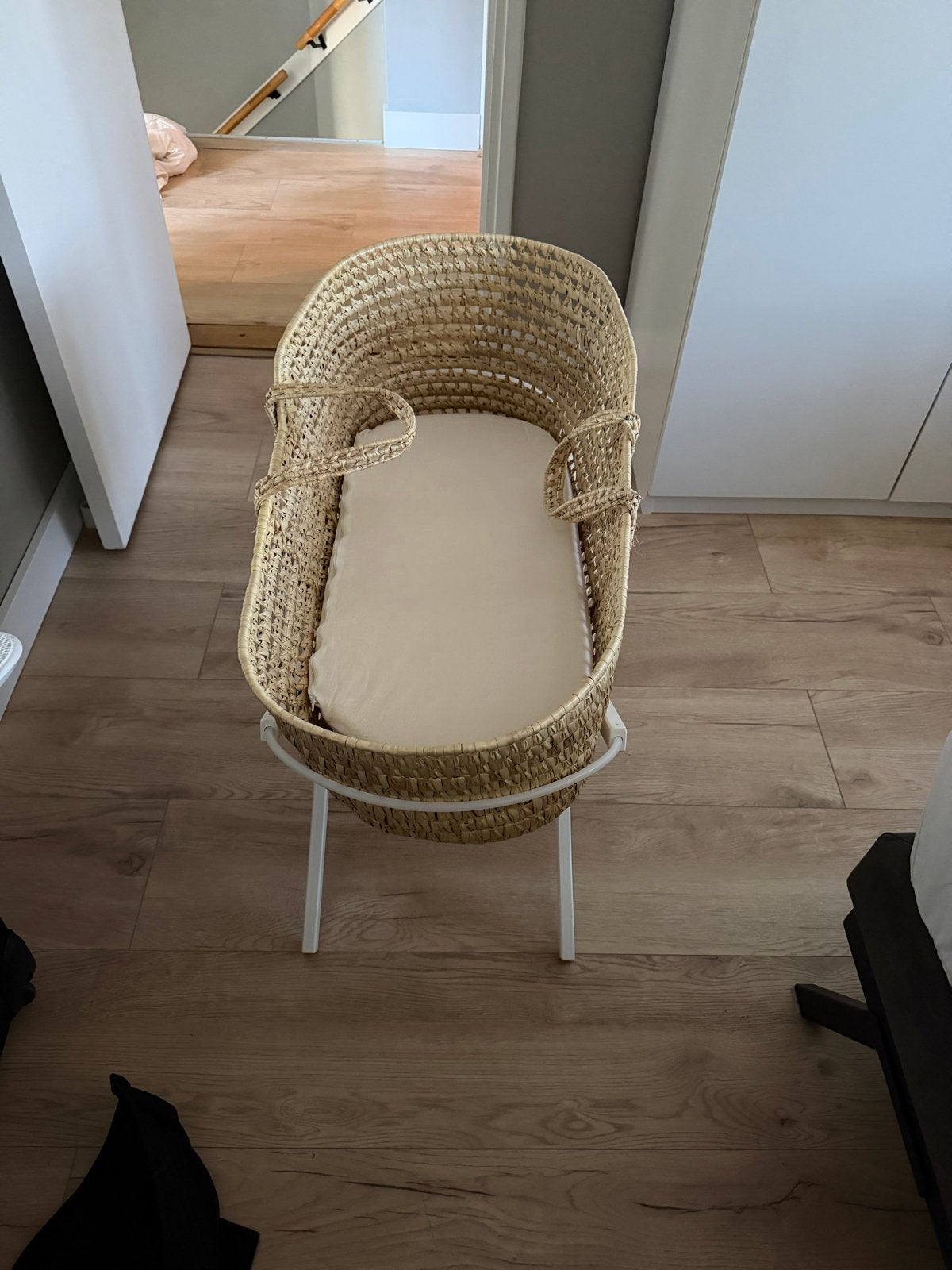 Mooie rieten wieg met standaard, Kinderen en Baby's, Ophalen of Verzenden, Gebruikt, Wieg