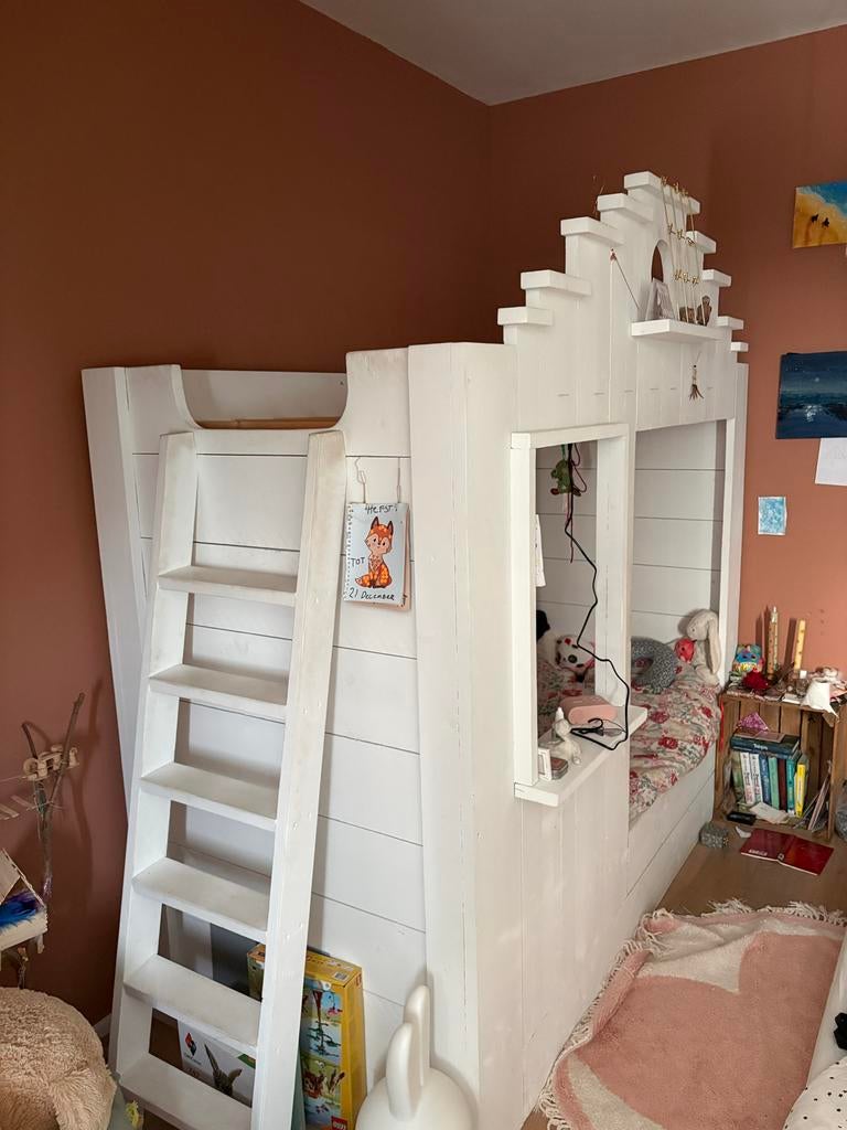 Wit steigerhouten bedhuis/stapelbed met trap meek VanLondon, Ophalen, Zo goed als nieuw, Stapelbed