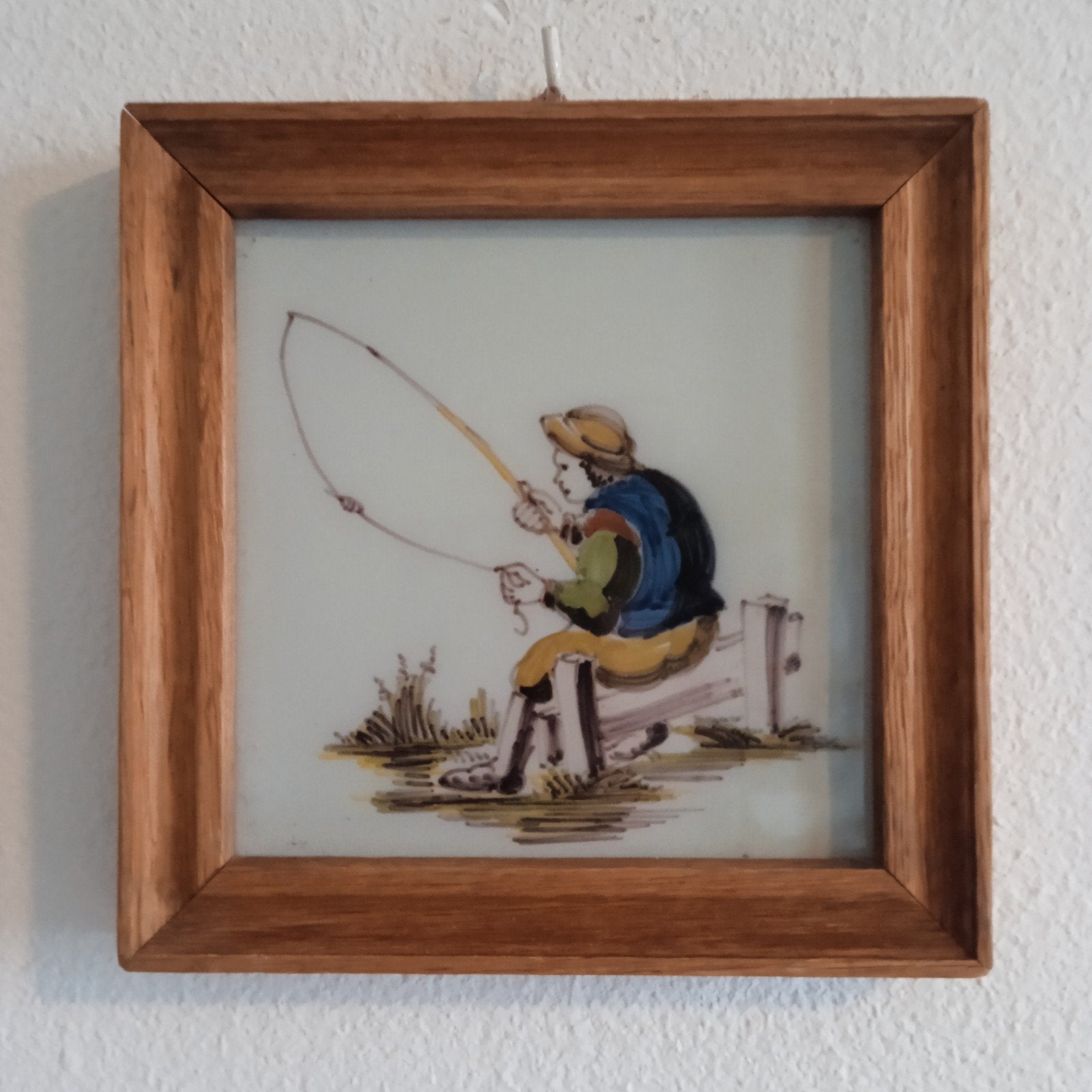 Antieke Makkum tegel met visser in houten lijst, Antiek en Kunst, Ophalen of Verzenden