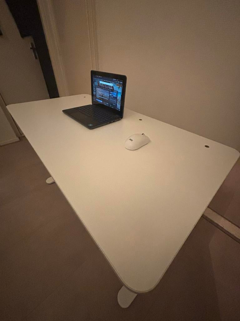 Modern Wit Bureau - Perfect voor Thuiswerk of Studie, Ophalen, Spaanplaat of MDF, Zo goed als nieuw, IKEA