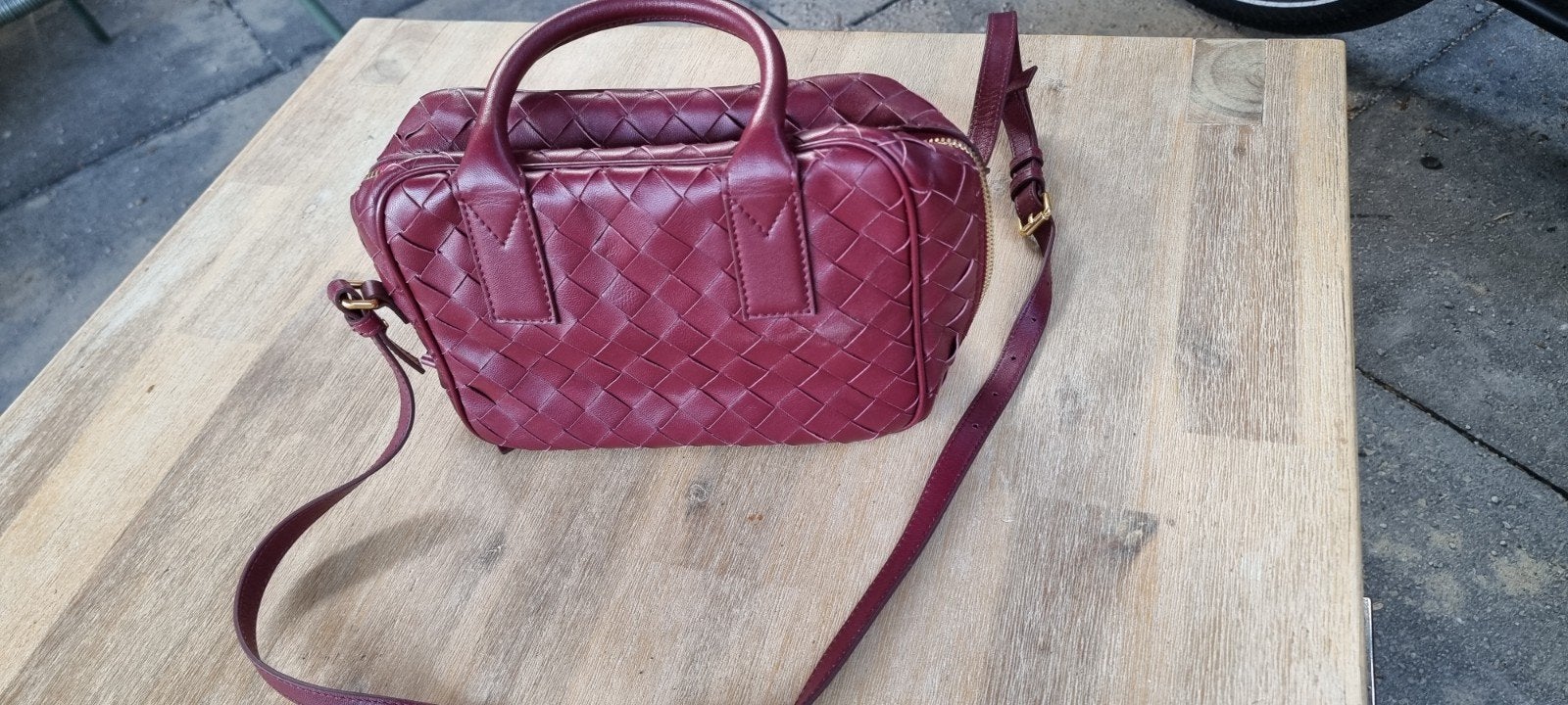 Bordeauxrode handtas met gevlochten patroon Bottega Veneta., Ophalen of Verzenden, Zo goed als nieuw, Rood, Handtas