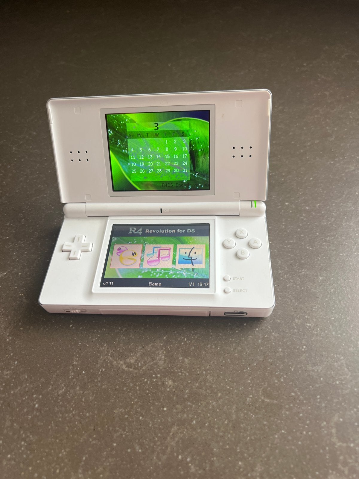 Nintendo DS Lite Wit met R4 kaart en beschermhoes, Spelcomputers en Games, Ophalen, Met games, Wit, Zo goed als nieuw
