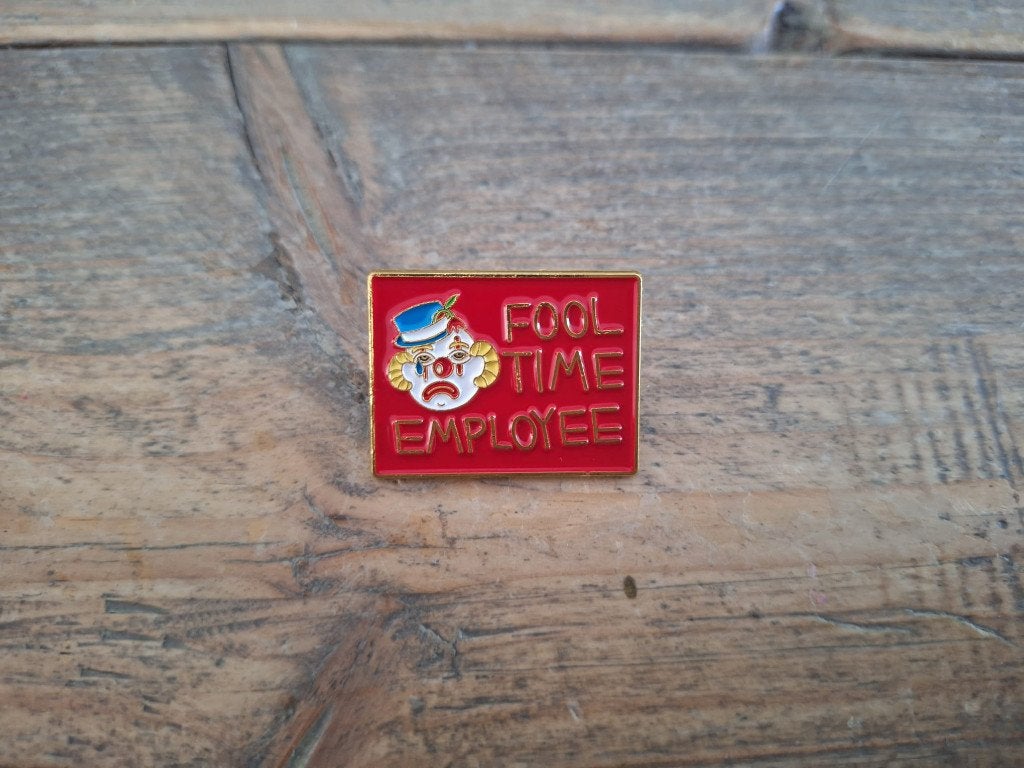 1 pin met een clown en de tekst Fool Time Employee te koop, Verzamelen, Speldjes, Pins en Buttons, Ophalen of Verzenden, Nieuw